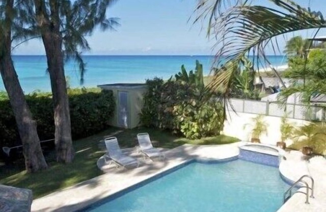 Apartamentos de lujo en la playa con hermosa vista al puerto