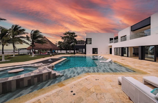 Luxury Beach Front Villa w 2 Private Pools+BBQ
