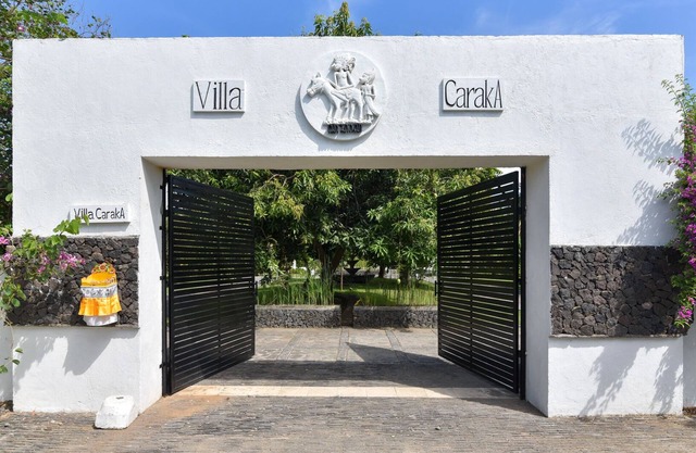 Villa de lujo frente a la playa con gran jardín, piscina privada, personal y conexión inalámbrica a internet gratuita