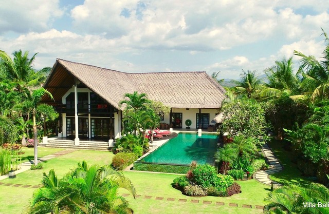 Villa de lujo en la playa con piscina infinita.