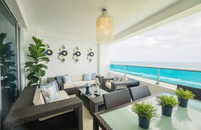 Luxury Beachfront Condo- Ocean Views +Pool +Beach Access