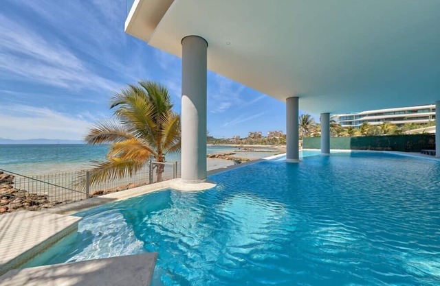 Luxury Beachfront 2Br Unit | Ocean View | King Bed