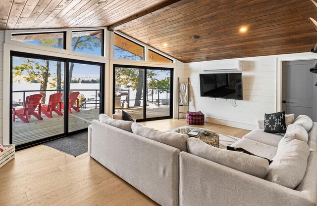 Luxury Beachfront Cottage, Muskoka
