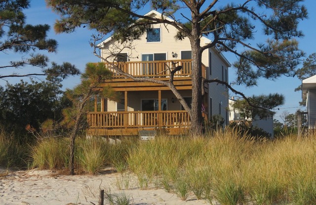 Casa de lujo frente al mar en la playa de arena blanca y suave
