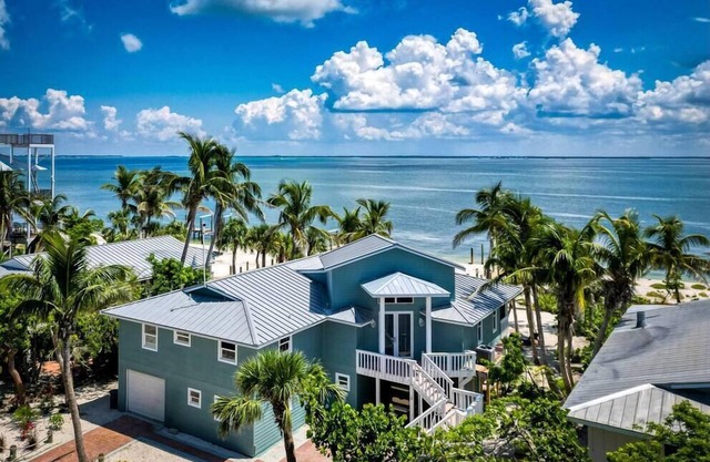Luxury Beachfront Home-Lit Fishing Dock, Shelling, Stunning Sunrises- Golf Cart