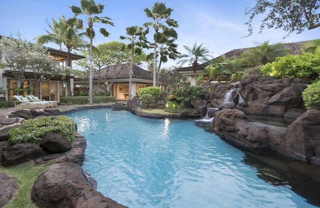 Luxury Beachfront Kai Moena Estate w/Pool, Spa, AC, Sauna, Tennis Court & More!
