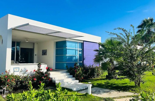 Luxury Beachfront Villa with Jacuzzi near Cartagena