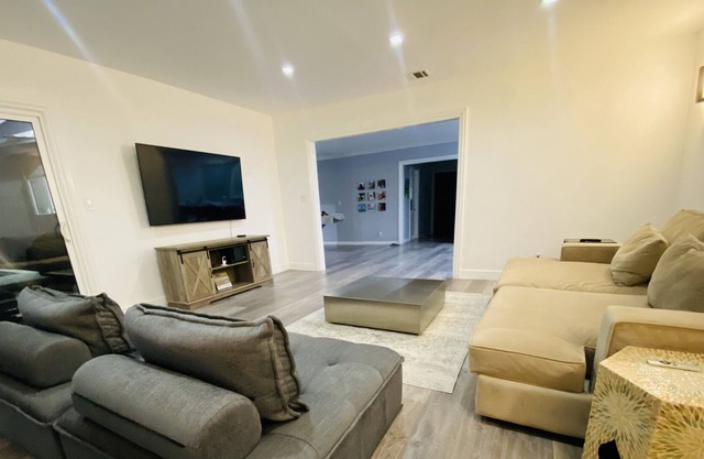 LUXURY BEAUTIFUL HOME IN TARZANA