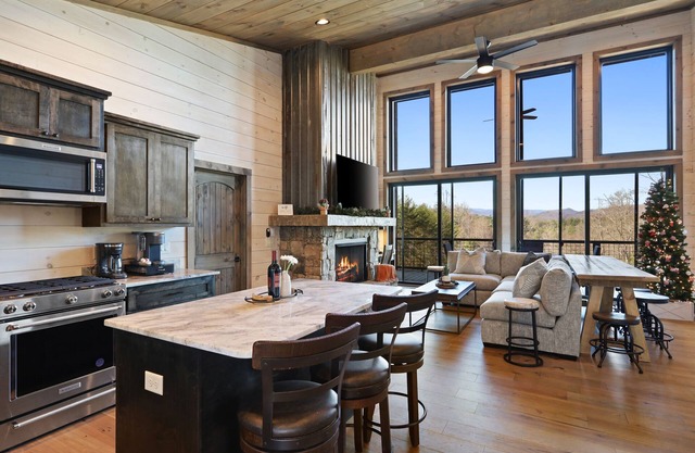 Luxury Blue Ridge Cabin - Hot Tub & Stunning Views