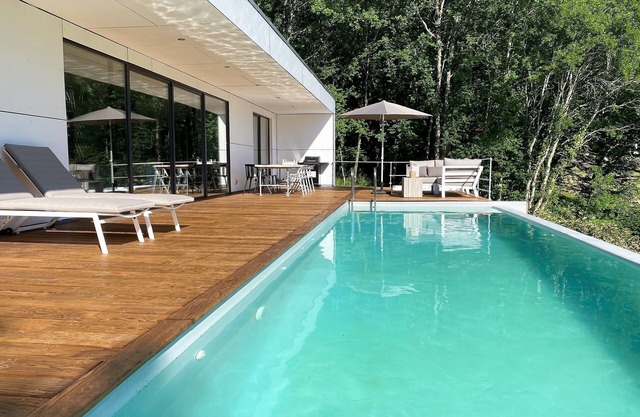 Villa boutique de lujo con piscina privada y jacuzzi, diseño industrial