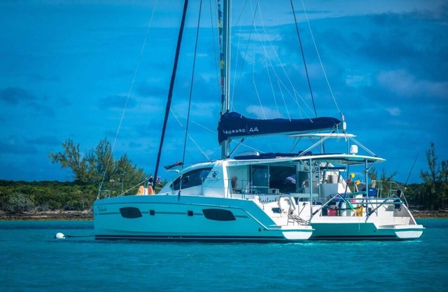 Yate de lujo en el agua en Exuma, Emerald Bay Marina (un desarrollo de sandalias).