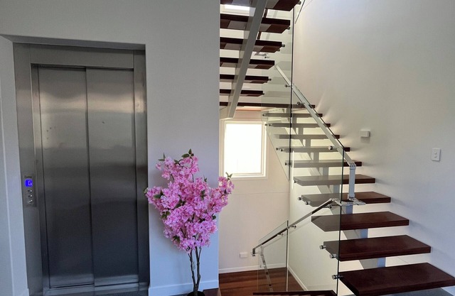 Luxury build 4-bedroom house in wonderful Manly Wheelchair friendly
