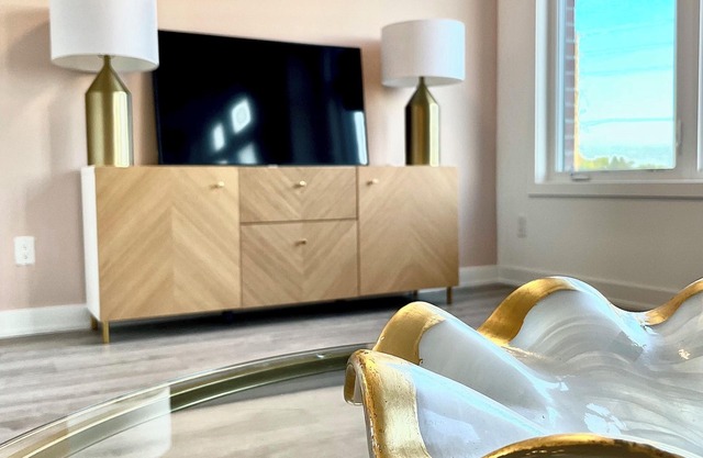 Luxury 3BR home in Stouffville Markham (w/work event space)