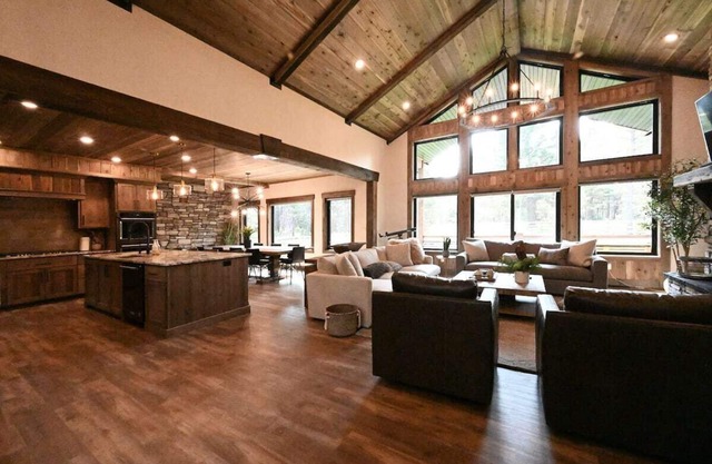 Luxury Cabin | 20 Miles to Yellowstone! | Theater Room| Hot Tub