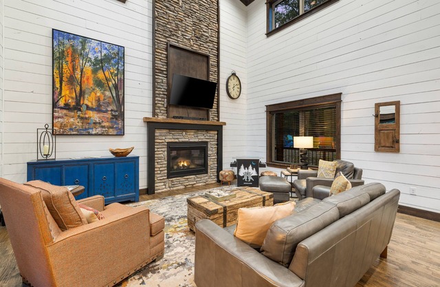 Luxury Cabin Getaway: 1 Mi To Broken Bow Lake!