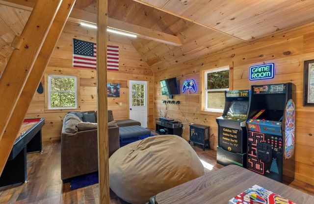Luxury Cabin Hot Tub, Trails, 2 Ponds & Waterfalls