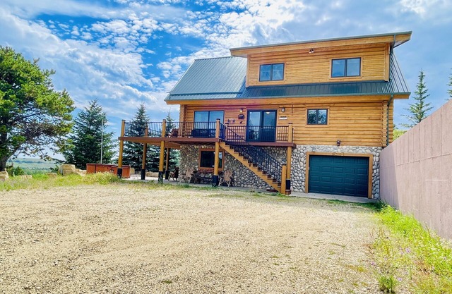 Luxury Cabin w/Hot Tub, Fireplace, Minutes to Skiing