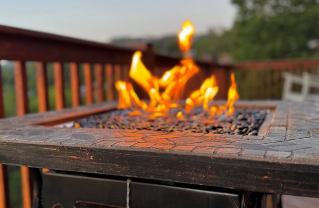 Hot Tub-Balcony-King-Parking-Smart TV-5 TVs-BBQ