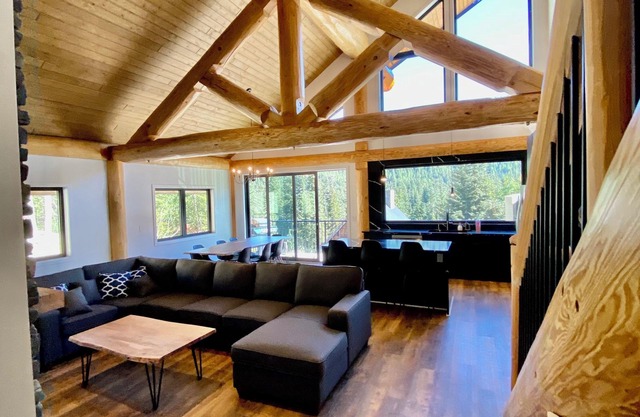 Luxury Cabin with best games room in Hemlock, hot tub, sleeps 10