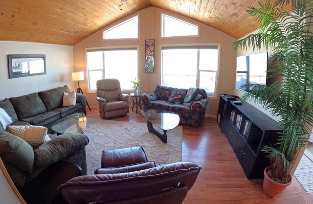 Luxury Cabin with Private Beach... Right on the water!