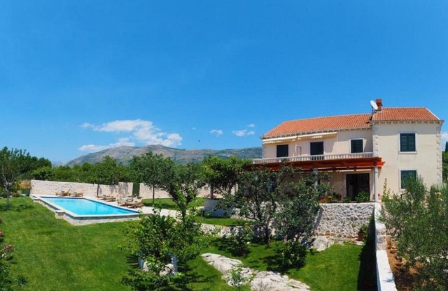 Villa de lujo en Cavtat | Villa Antonija | 4 Dormitorios | Piscina Privada | Configuración rural