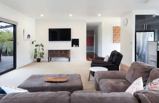 Luxury CBD 15min Tamar Valley Wineries 5min