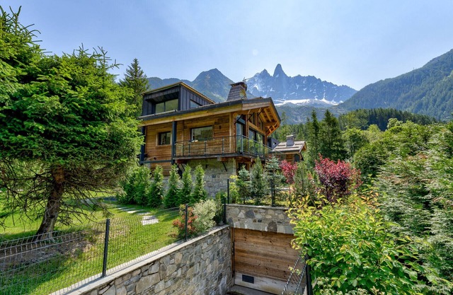 Luxury Chalet with Hot Tub, Spa & Cinema Room
