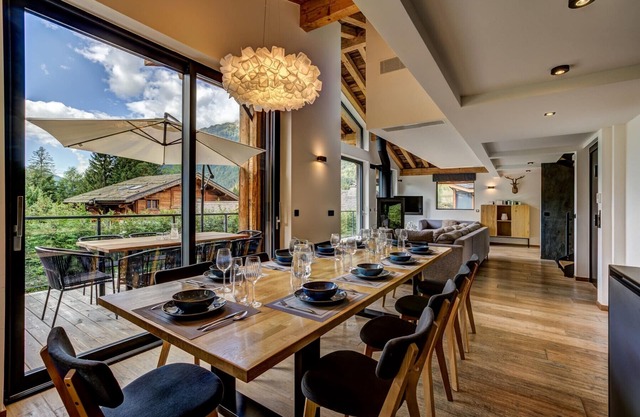 Luxury Chalet with Cinema Room, Hot tub & Spa