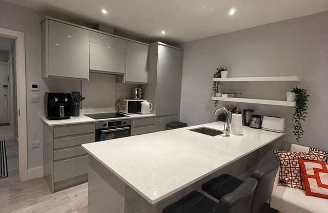 Luxury Charming 1-bedroom apartment in lovely Acton with AC, WiFi