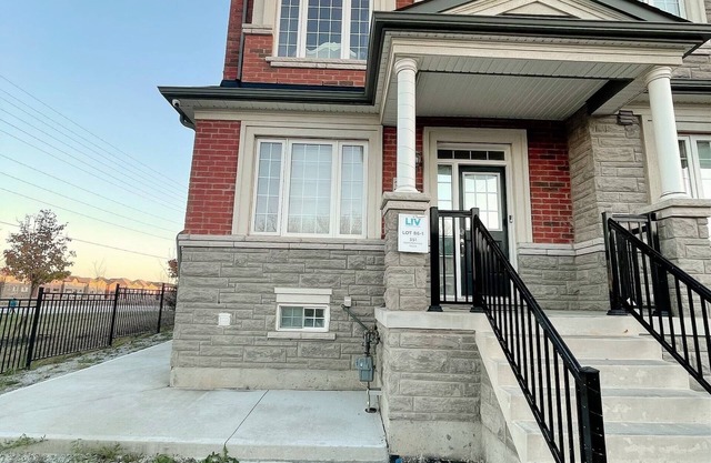 Luxury Chic 2BED End Unit in Central Brampton