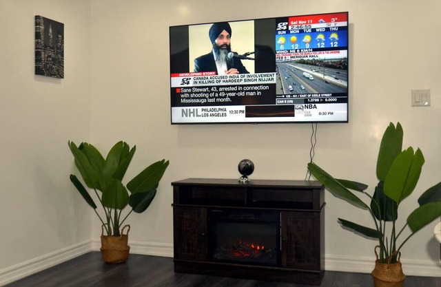 Luxury Chic 2BR End Unit in Central Brampton