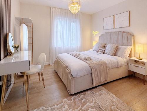 Luxury City Apartment with Jacuzzi & Free Parking