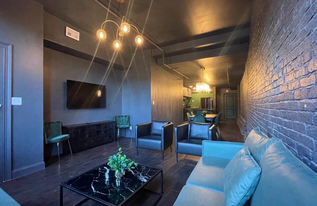 Luxury City Escape & Peaceful Retreat by Hollyhock