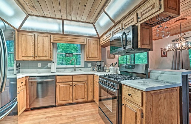 Luxury Clayton Cabin w/ Expansive Deck & Grill!