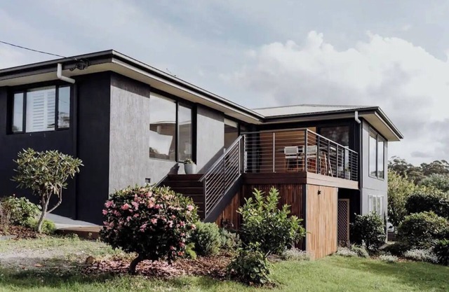 Luxury Coastal Retreat - Stroll to St Helens Township