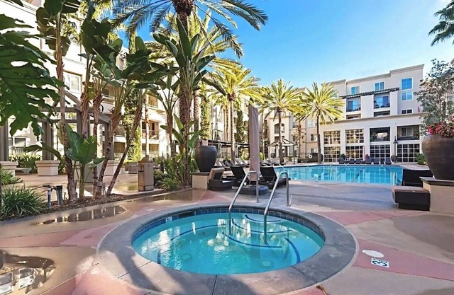 Luxury Coastal Retreat Walkable area, Pool, Mins to Newport Beach,Airport & more