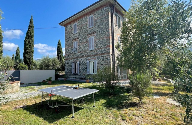 Villa en Larciano con Piscina y Jardín