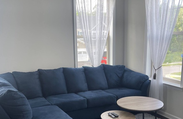 Luxury, comfortable room in nice neighborhood with lake and deck access