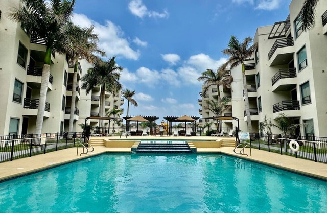 Luxury Condo 3 Bed/2 bath with Pool and Jacuzzi