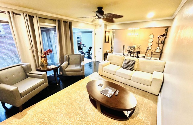 CONDOMINIO DE LUJO (ALLMAN BROTHERS BAND MUSEUM, MERCER UNIVERSITY)