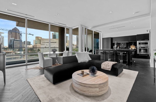Luxury Condo in Dallas Victory Park, amazing downtown views, walk to AAC