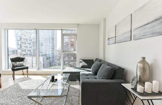 LUXURY CONDO SLEEPS 6-8, DT VANCOUVER!
