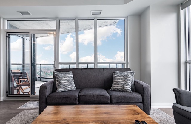 Luxury condo w breathtaking sunset views close to airport & downtown Mississauga