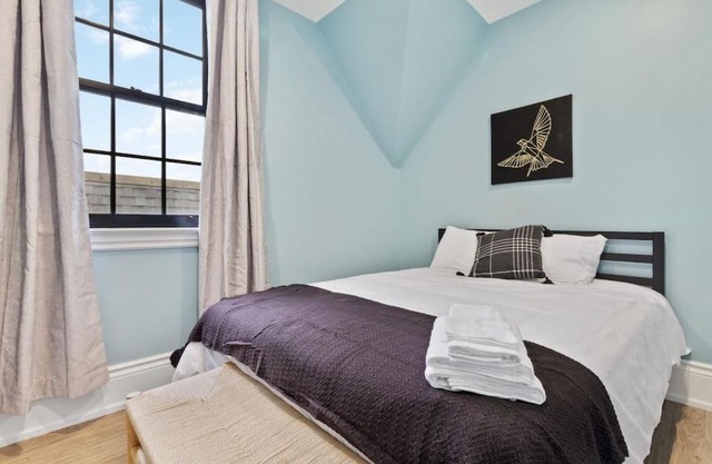 Luxury Contemporary Condo in Downtown Collingwood 97044