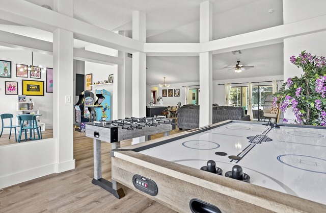 Luxury Corner Home, Arcade, Heated Pool & Spa. No extra fees. Pet Friendly.