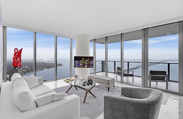 Luxury Corner Unit with Stunning Bay Views Miami