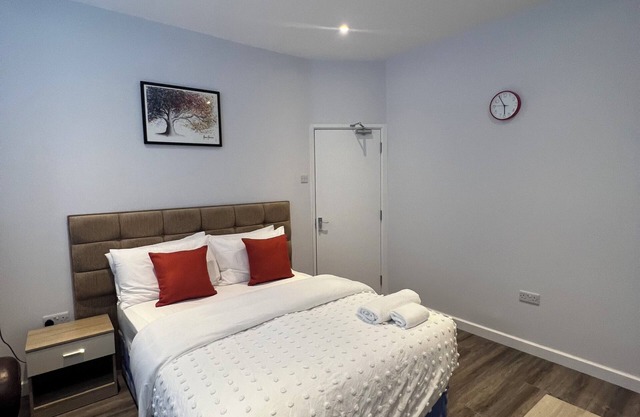 Luxury, Cosy and Quiet 4-bed House close to town centre and transport