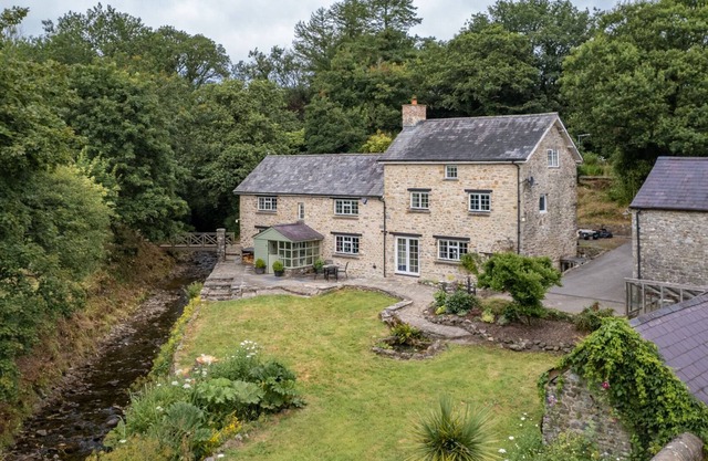 Luxury Cottage with hot tub, sleeps 8. Wales