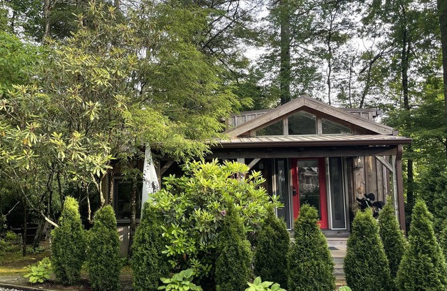 Luxury Cottage w/ indoor fireplace & outdoor firepit; walk to Main St!