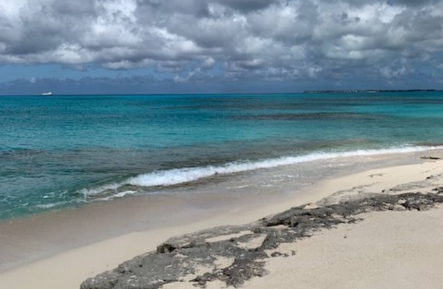 Luxury/ cozy 2-bedroom apartment directly on beach WiFi, AC, desk, full kitch